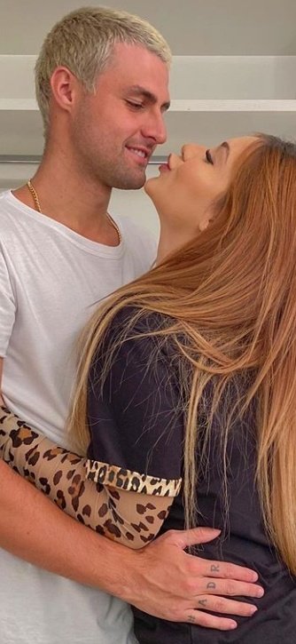 VirginiaDocinho's tweet photo. @rezende_evil Tbm amo vcs dois @rezende_evil @virgfonseca ❤
Só que tem um porém desculpe @rezende_evil mais eu não confio muito em vc
Espero q vc não mágoa ela como vc fez com a Helena 
As duas são são incríveis 
Espero não me decepcionar com vc novamente 😔 espero msm https://t.co/nWE7C1sflM