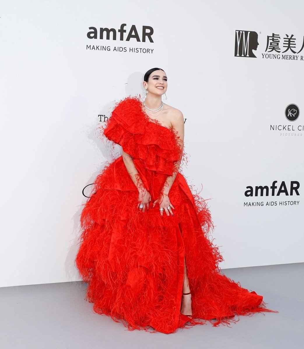 MAI | Dua Lipa no red carpet do 26° #amfARCannes, o evento arrecada fundos para programas de pesquisas que buscam a cura da aids.