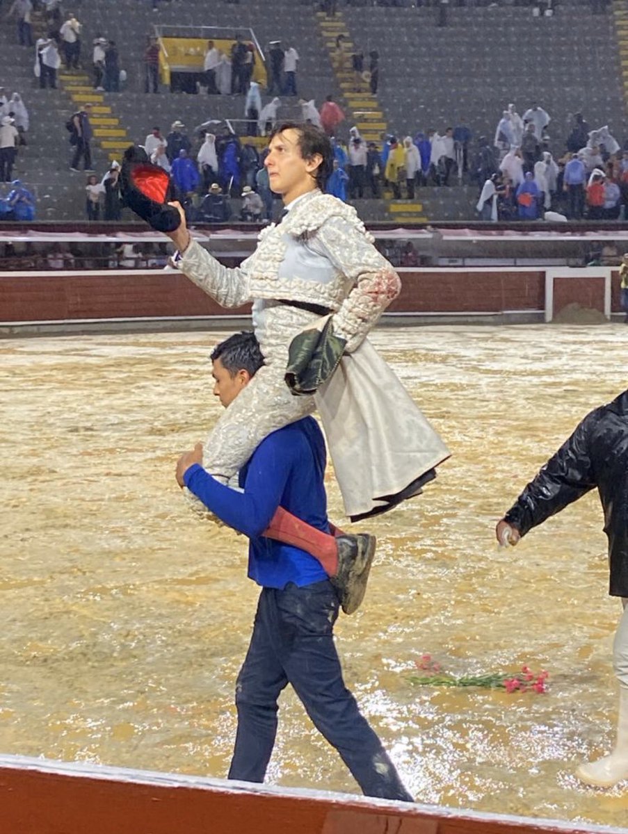 AndresistasR's tweet photo. Triunfador de la tarde @rocarey en @TorosenCali . Única Puerta Grande con Toros de @JB_Caicedo. Dos orejas tras faenón al primero que era de rabo y estocadón al peligroso segundo tras incesante lluvia  lo más rescatable https://t.co/BDj3UTze8g