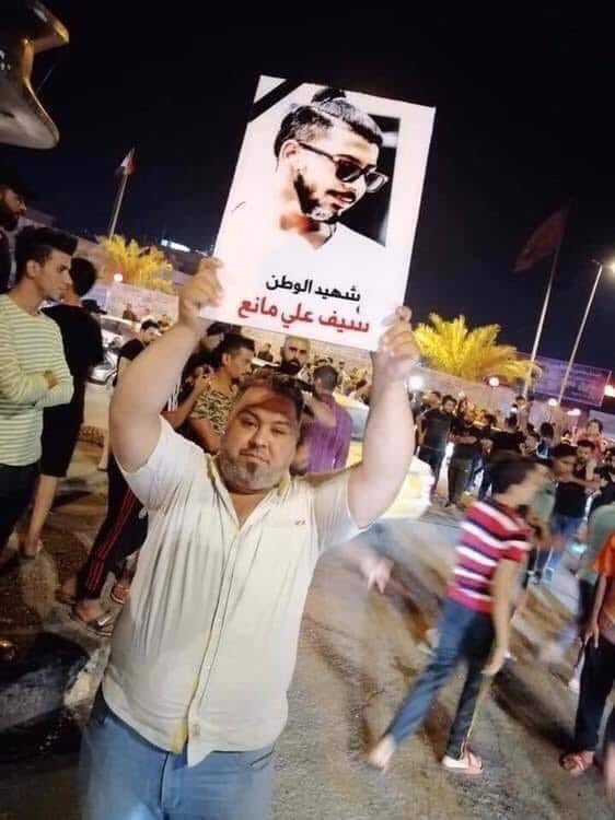 الشهيد علي خالد الخفاجي 
يرفع صورة الشهيد سيف علي مانع 
#علي_الخفاجي شهيد #الناصرية 
#العراق