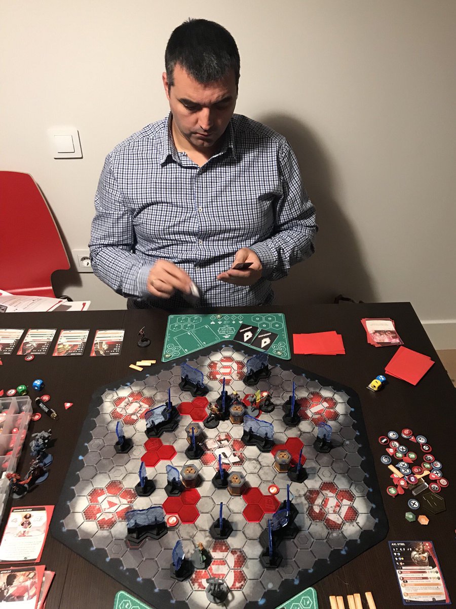 Sesionaca hoy de <a href="/AristeiaTheGame/">Aristeia!</a> con <a href="/Juan_Lara_/">Juan_Lara</a> , probando el tablero del nuevo estadio (Saif Traders), escenarios de la cara B, y jugando con los aristos menos mainstream.