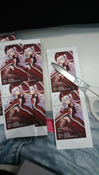 今名刺切り分けてる…
会場前には終わらせるぞ… 