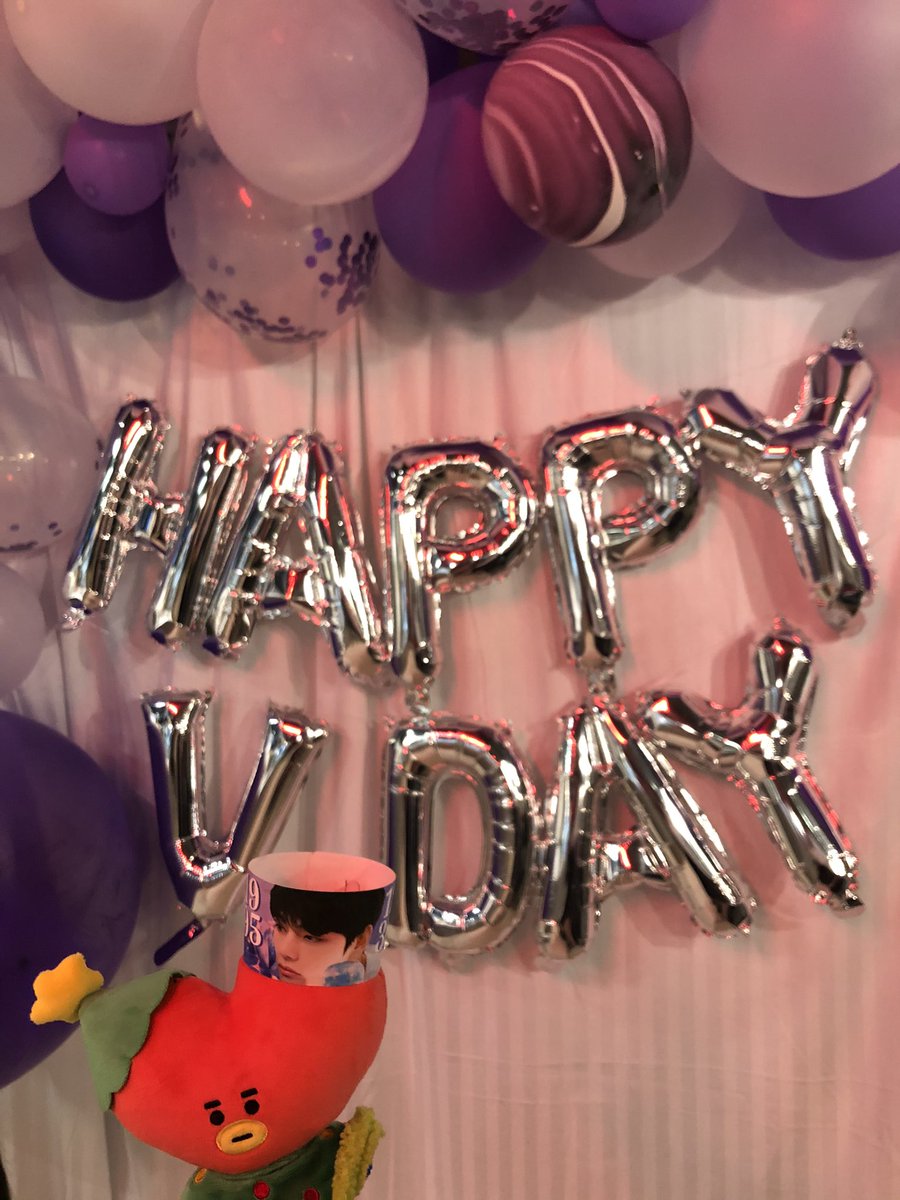 sarangtae_pins's tweet photo. Look who came to visit right at the end! Just want to thank everyone who stopped by from all over to support our first cupsleeve event! It was a huge success thanks to all of you, and I hope this is the beginning of many to come! #vantaebnORL https://t.co/TUp73s2LCn