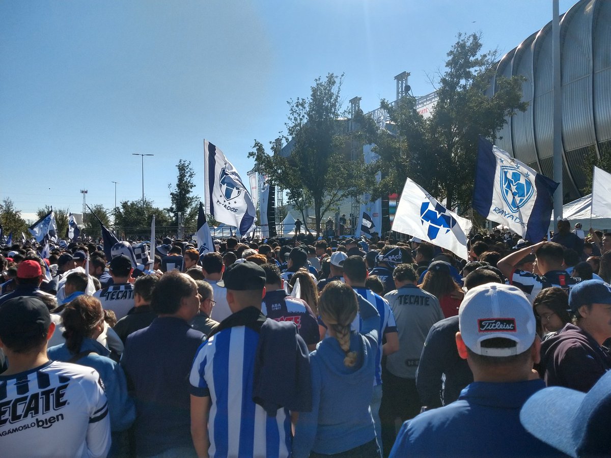 _UrielGonzalez's tweet photo. Exelente dia, festejando a los rayados,exelente presentación por @JRPalaciosChapa https://t.co/QKuw1GjiHz