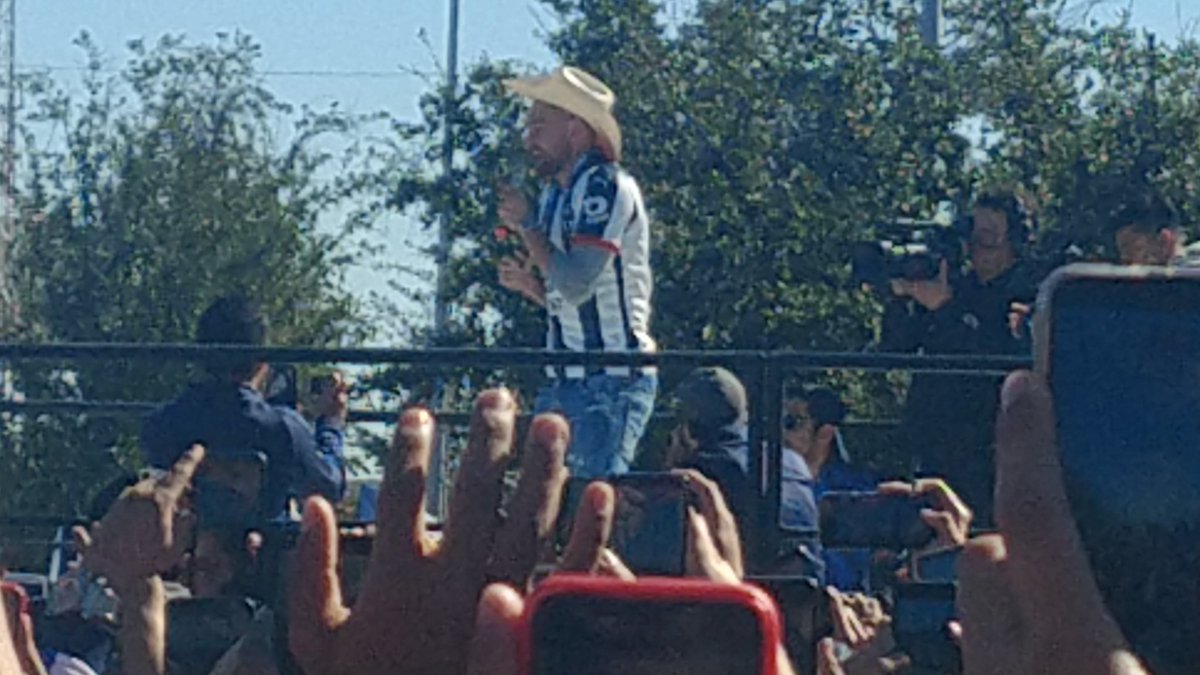 _UrielGonzalez's tweet photo. Exelente día, festejando a mis rayados, que alegría ser del norte ♥️ https://t.co/h7HXca8uxY