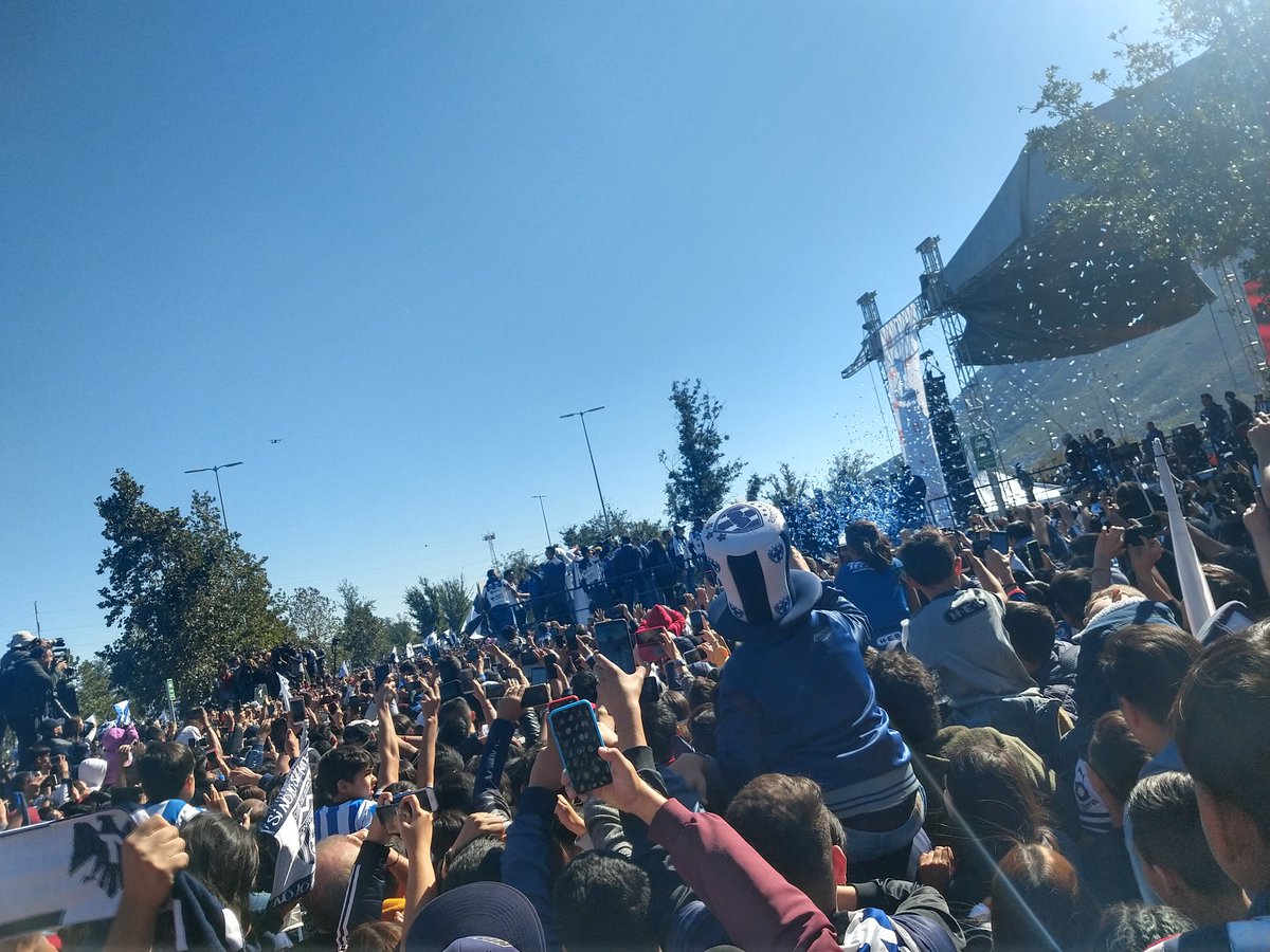 _UrielGonzalez's tweet photo. Exelente día, festejando a mis rayados, que alegría ser del norte ♥️ https://t.co/h7HXca8uxY