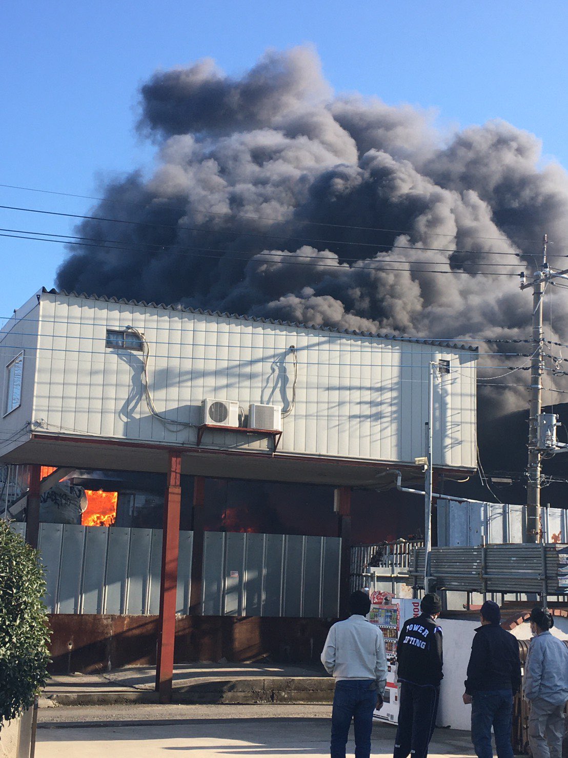 三郷市小谷堀で大規模な火事が起きている現場画像