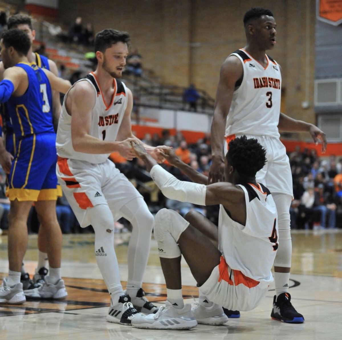CUgetsbuckets's tweet photo. My brudda’s always got my back 🤞🏿 Great team win tonight! https://t.co/TXTgYzTfr6