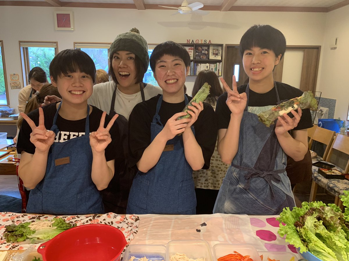 nagisanaoko's tweet photo. #なぎさおせち2019
30日、31日と2日間ありがとうございました😊
来年も美味しくて健康で、しなやかな一年になりますように✨
ますますパワーアップして頑張ります✊
高校生アルバイトのみんなも大活躍でした!
#なぎさなおこ
#nagisanaoko
#japanesefood
#japanesecookingclass
#nagisacafe https://t.co/9o2eF29Cq0