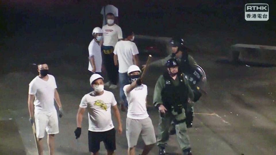 lokHHK's tweet photo. @aaronMCN Can u tell whom is #HongKongPolice, whom is gang from this foto? #HongKongRioters #RedThugs seems to be in a good cooperative relationship with those uniformed https://t.co/vxqMHway3x