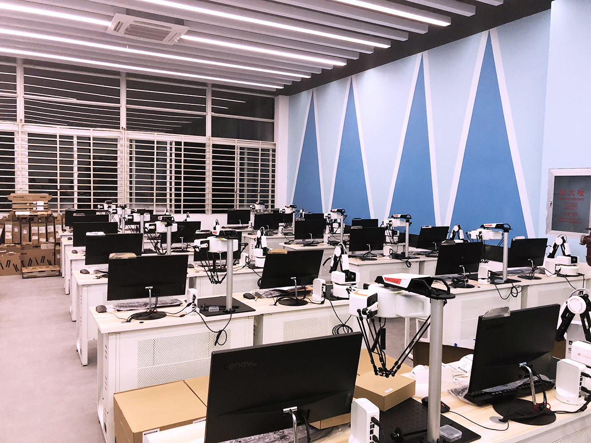 DDROBO_Robotics's tweet image. A robotics classroom with Our Brobot open-source mini industrial robot arms. By switching tool heads, students can perform 3D printing, pick and place, write and draw, teach and playback, laser engraving, and more.