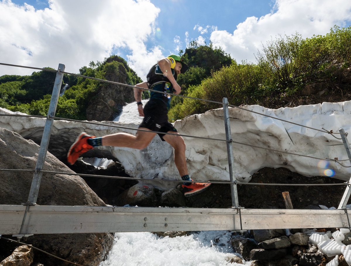 trailbeard's tweet photo. With big steps into 2020... 🍾🏃🏻♂️🎉
Pic by📸 @ Lukas Pilz
#BoaRunningTeam @BoaFitSystem @tvbraurisertal #lifeworktrailbalance
#GetDialedIn #recap #trailrunning
#runningisdopingenough https://t.co/EskBVs83uC