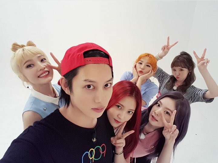 heechul called the mc of weekly idols beforehand & asked them to take good care of red velvet & his other hoobaes whenever they have to appear as guests on the show.