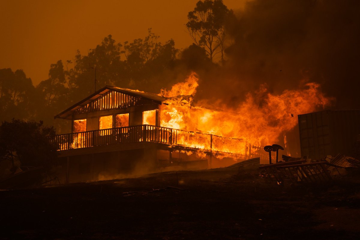 aannric's tweet photo. Our country is burning and it's devastating! #AustralianFires https://t.co/WcuSpDDv6V