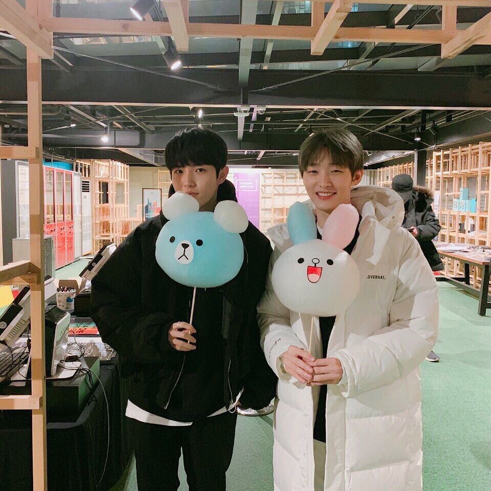 Turns out jisung and jaehwan were at wanna one 512 exhibition together