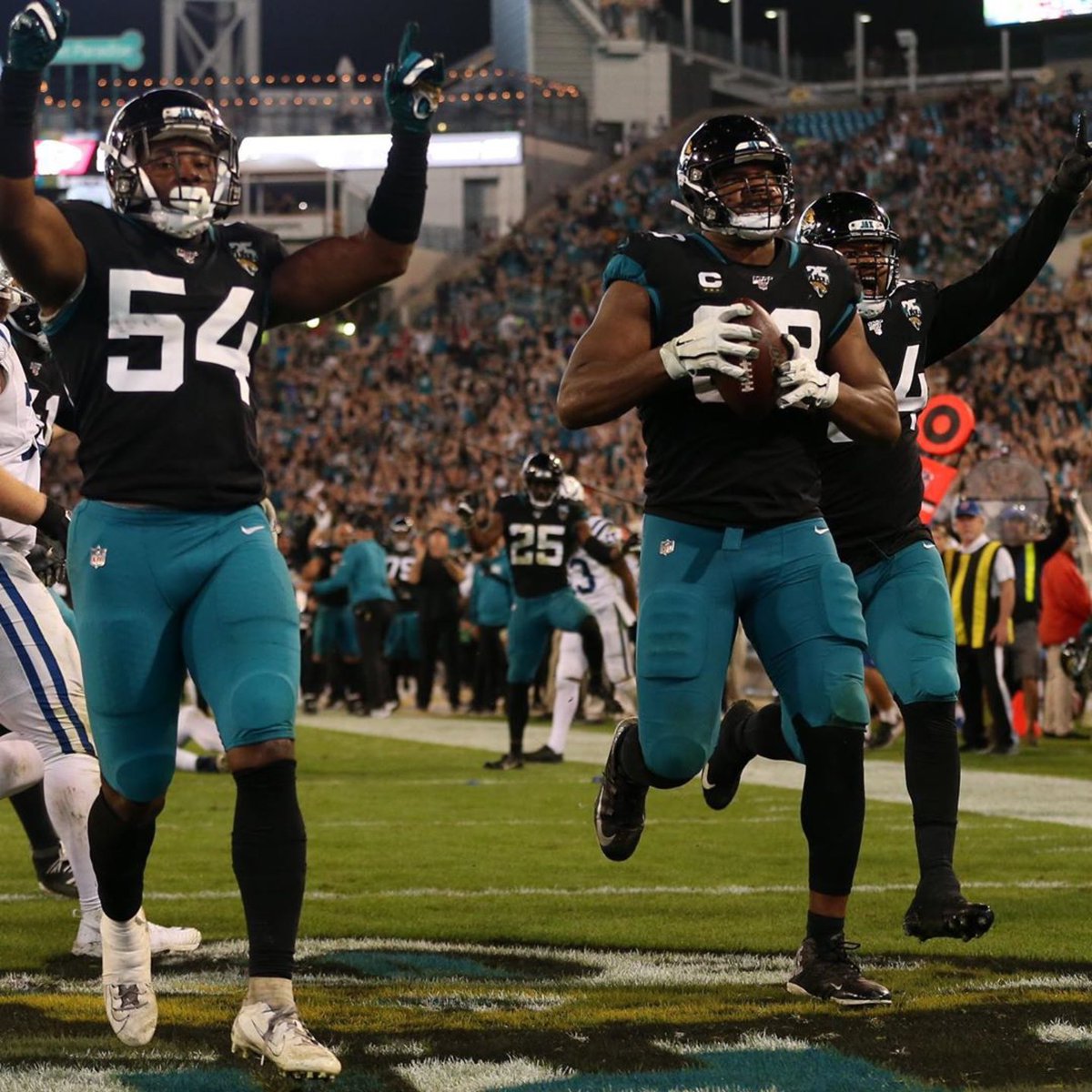 CalaisCampbell's tweet photo. Finished the season with a bang!!! #FatGuyTouchdown 💪🏾💪🏾💪🏾 https://t.co/o09wUzjuVU