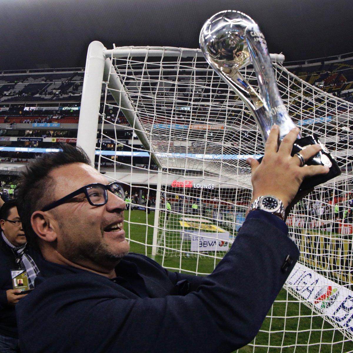 JrgElguezabal_'s tweet photo. Vale la pena volver a mencionar lo más emotivo y el momento que a muchos nos conmovió hasta las lágrimas.
Llora por la promesa a su hijo (qepd) de ser Campeón con MTY. Y también por su propio sueño y revancha que se le había negado.
Emoción contenida. Cumplió! 👏 #YoconTurco https://t.co/1VUBUbzF6S