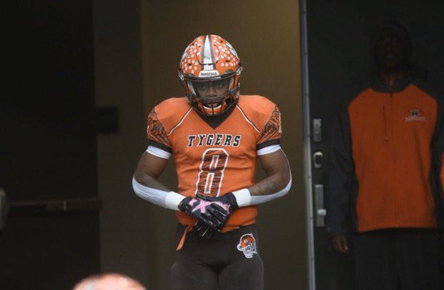 KDELxcv's tweet image. Before / After of #JerseySwap! @GroseAngelo - Good luck at #MichiganSt | Picture taken by @JakeFurr11