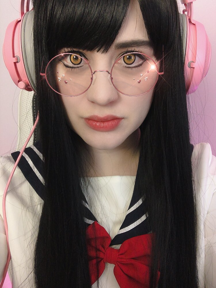 Verkleiden ist toll. 
Ich mag die Yandere Aufnahmen 😄.