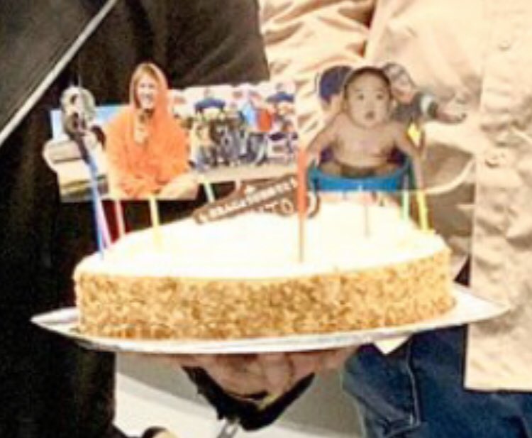 tr_suuu's tweet photo. ケーキめっちゃ可愛いな☺️
バケツにinしてる龍友くん何度見ても貫禄あるしぷくぷくしてて好き👌🏻 https://t.co/ynFeKE363Y
