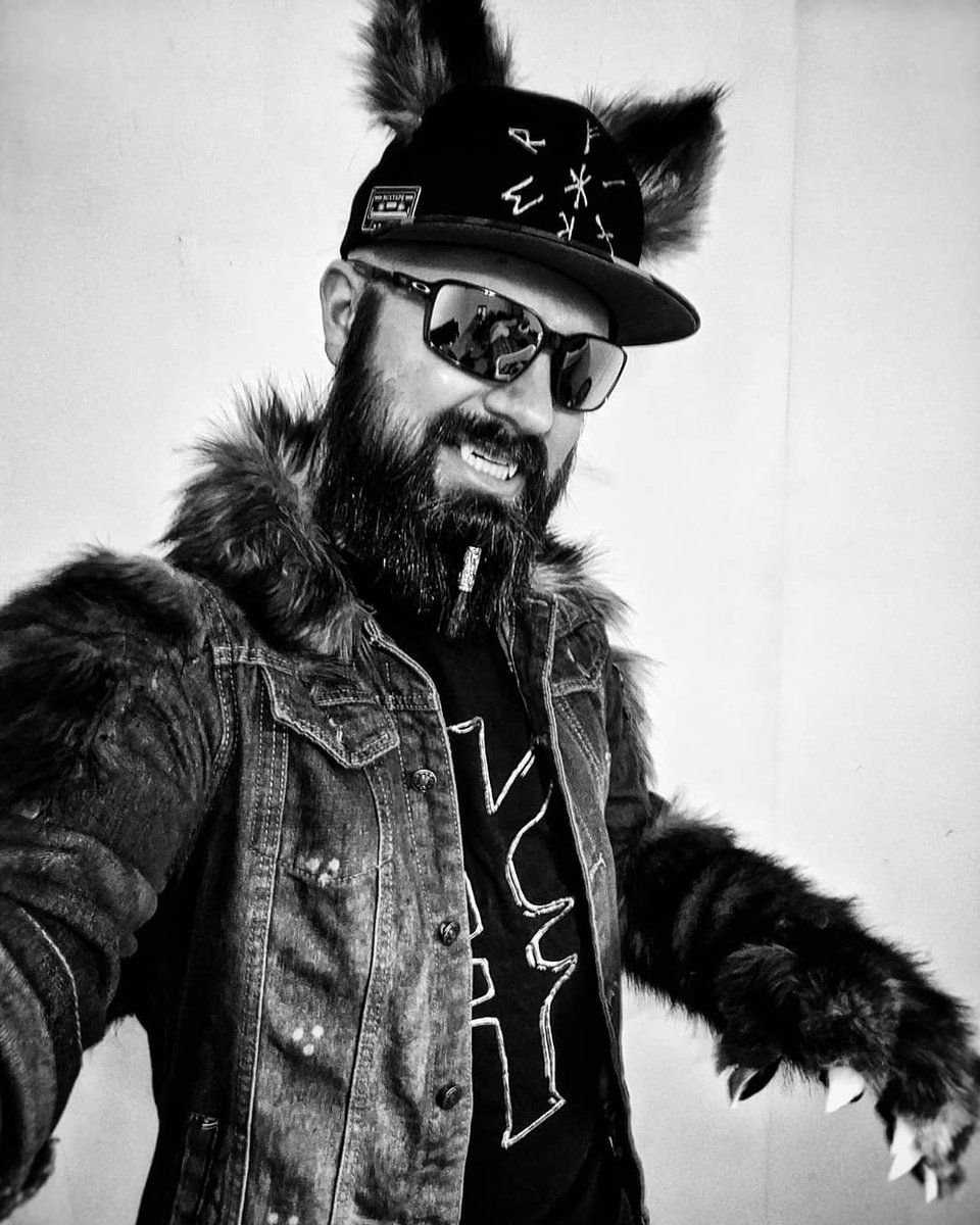 ValhallaOn's tweet photo. Doing some touch-ups before next con #animelosangeles #anime #oc #cosplay #cosplayer #hobby #furry #wolf #viking https://t.co/hqTkDRcbtH