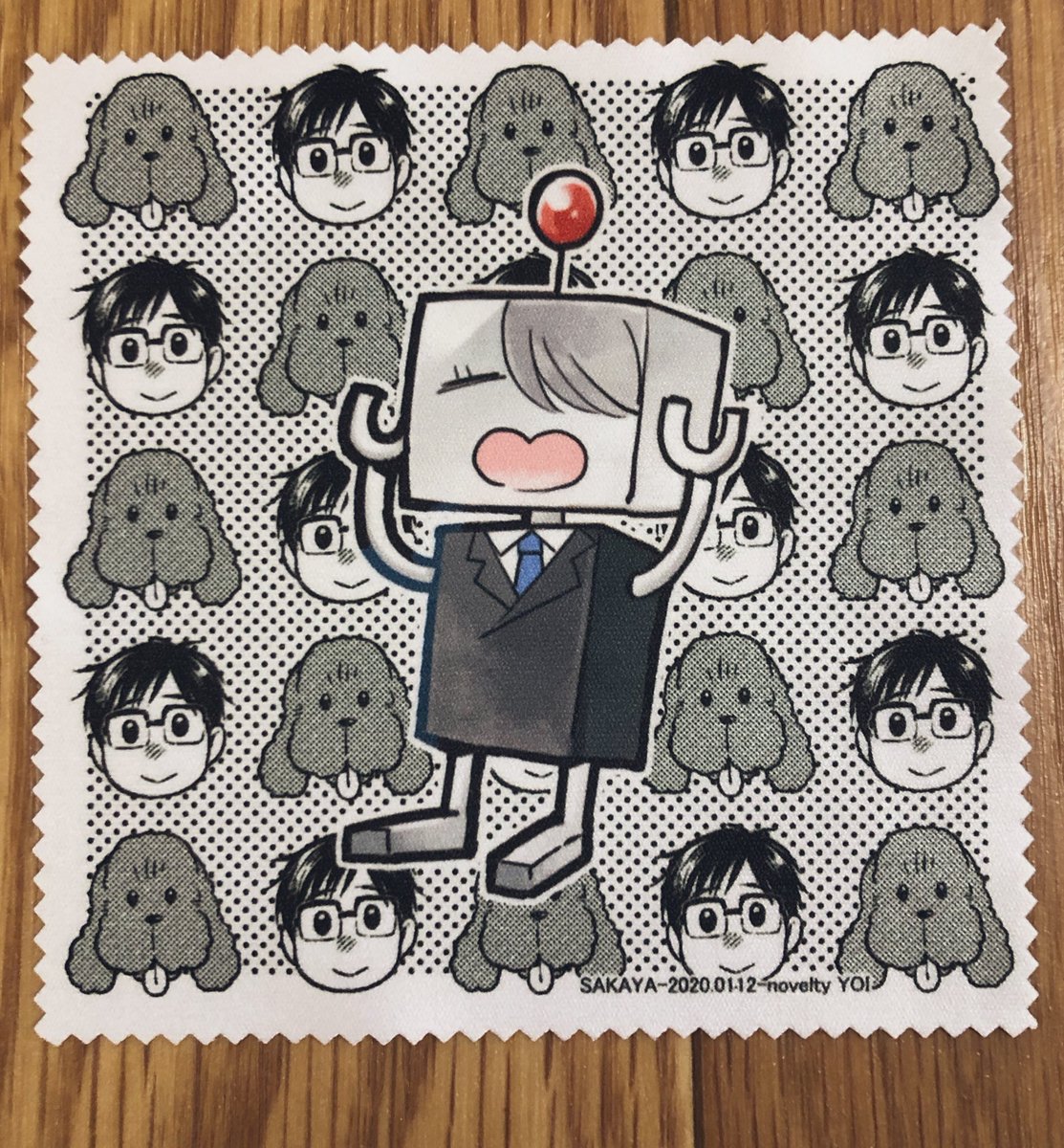 大晦日にノベルティ届きました
10センチ✖️10センチと小さなメガネ拭きです、スマホの液晶とかお掃除に便利なサイズかと…! 