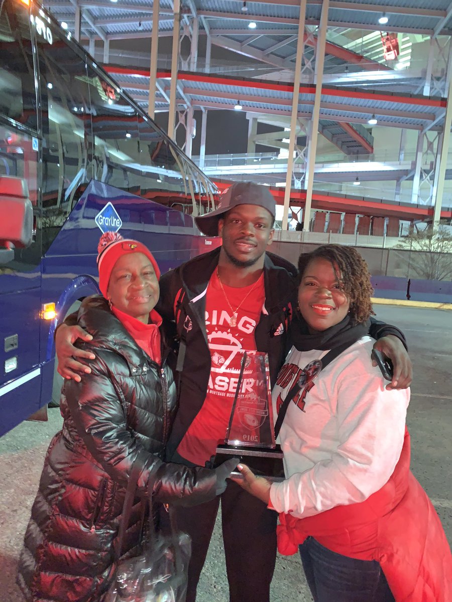 StacySkanes's tweet image. So Proud of Our MVP @malikc_3. This is only the beginning. Only up from here. A different kind of player. My QB #3  L’s up @GoCards @UofLFootball