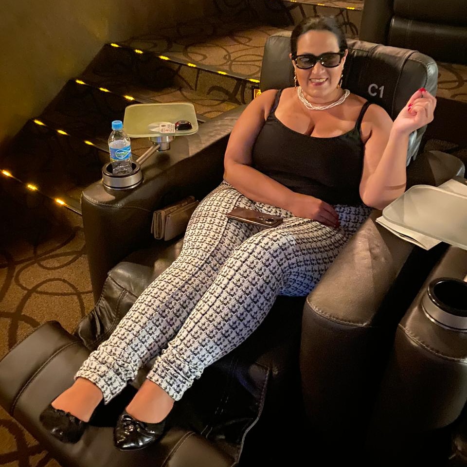 CatutaDaniela's tweet photo. Diva hoje na sala vip no cinema, assistindo Star Wars. A cara da riqueza 🥰 https://t.co/jmLQbJUQYx