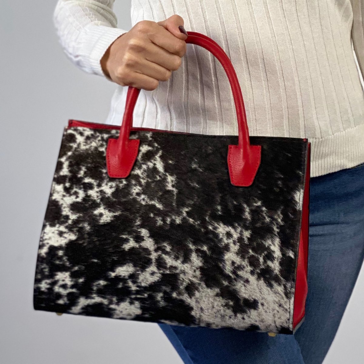 WesternDesign's tweet photo. Each #candywoolley handbag and accessory is handcrafted from genuine leathers and exotic skins. Proudly American-made from our headquarters in Florida. A family business with a background in tailoring and art, owned and operated since 2003. https://t.co/iea0Ep2J9u