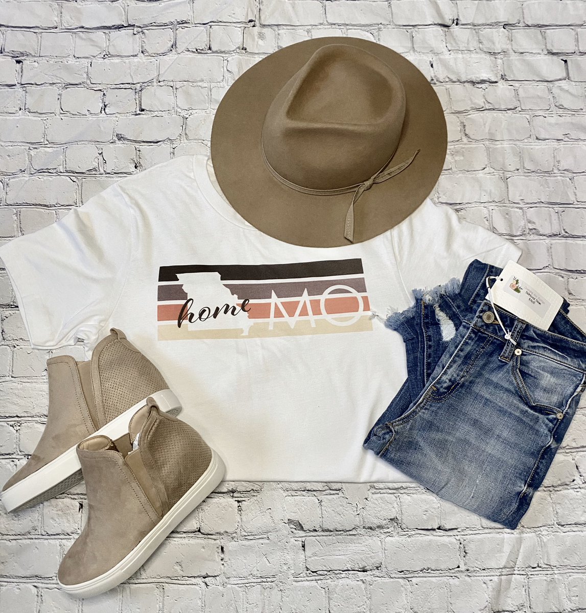 ChangingAce's tweet image. Show your home town spirit with our new graphic tee. Shop complete look changingaceboutique.com #Missouri #graphictee #boutiqueshopping #SmallBusiness #Fashionista #boutiqueboss