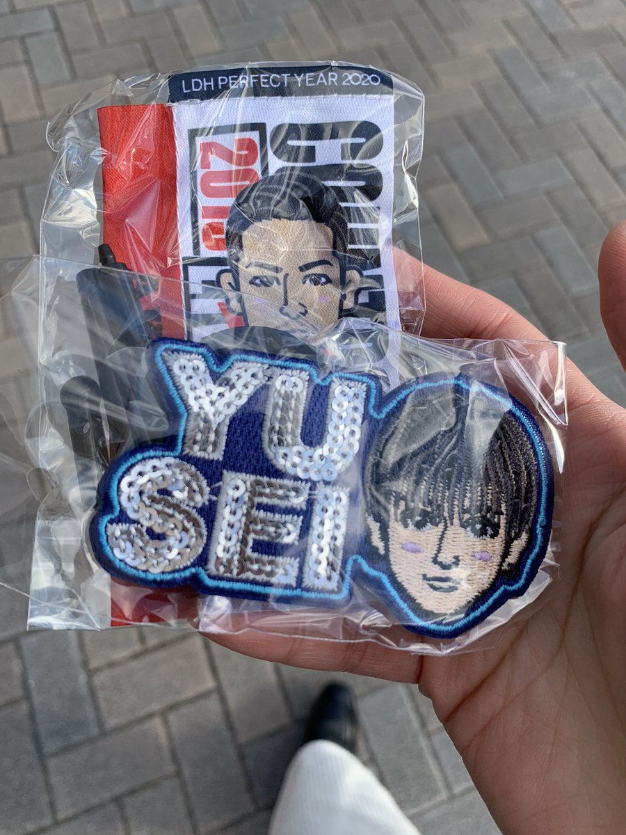 only_ryuji_jsb's tweet photo. ガチャお譲りします。
現地にいます。

#カウコン #EXILE #second #AKIRA #FANTASTICS #勇征 #スパンコールバッジ #ミニのぼり #ヤフオクドーム https://t.co/1Pig3LxAEX
