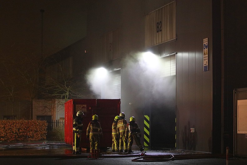Vrachtwagenbrand doet brandweer groots uitrukken bij PAX Bouw in Heerenveen -. #Friesland.