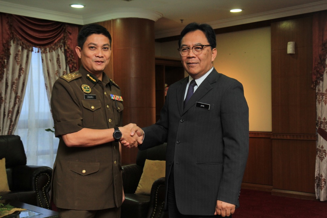 relamalaysia's tweet photo. 30 Dec 2019 (Isnin), Putrajaya:
KPjR Zulkifli bin Abidin, KP RELA Malaysia telah mengadakan Kunjungan Hormat kpd YBhg. Dato' Jamil bin Rakon, KSU Kem. Dalam Negeri (KDN) di Pejabat Ketua Setiausaha KDN. 
@KDNPUTRAJAYA
@JamilRakon
@zulkifliabidin
@kamarudin_rapig
@Roslannong https://t.co/0WCEN7uOeF