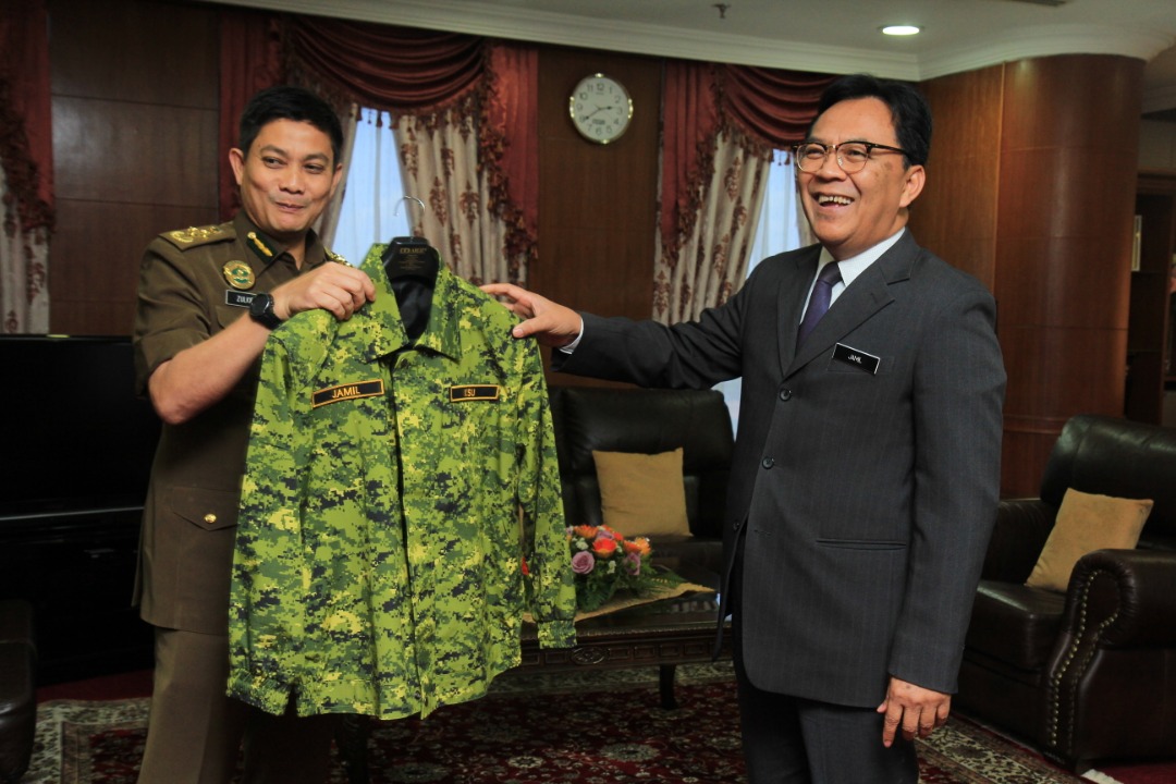 relamalaysia's tweet photo. 30 Dec 2019 (Isnin), Putrajaya:
KPjR Zulkifli bin Abidin, KP RELA Malaysia telah mengadakan Kunjungan Hormat kpd YBhg. Dato' Jamil bin Rakon, KSU Kem. Dalam Negeri (KDN) di Pejabat Ketua Setiausaha KDN. 
@KDNPUTRAJAYA
@JamilRakon
@zulkifliabidin
@kamarudin_rapig
@Roslannong https://t.co/0WCEN7uOeF