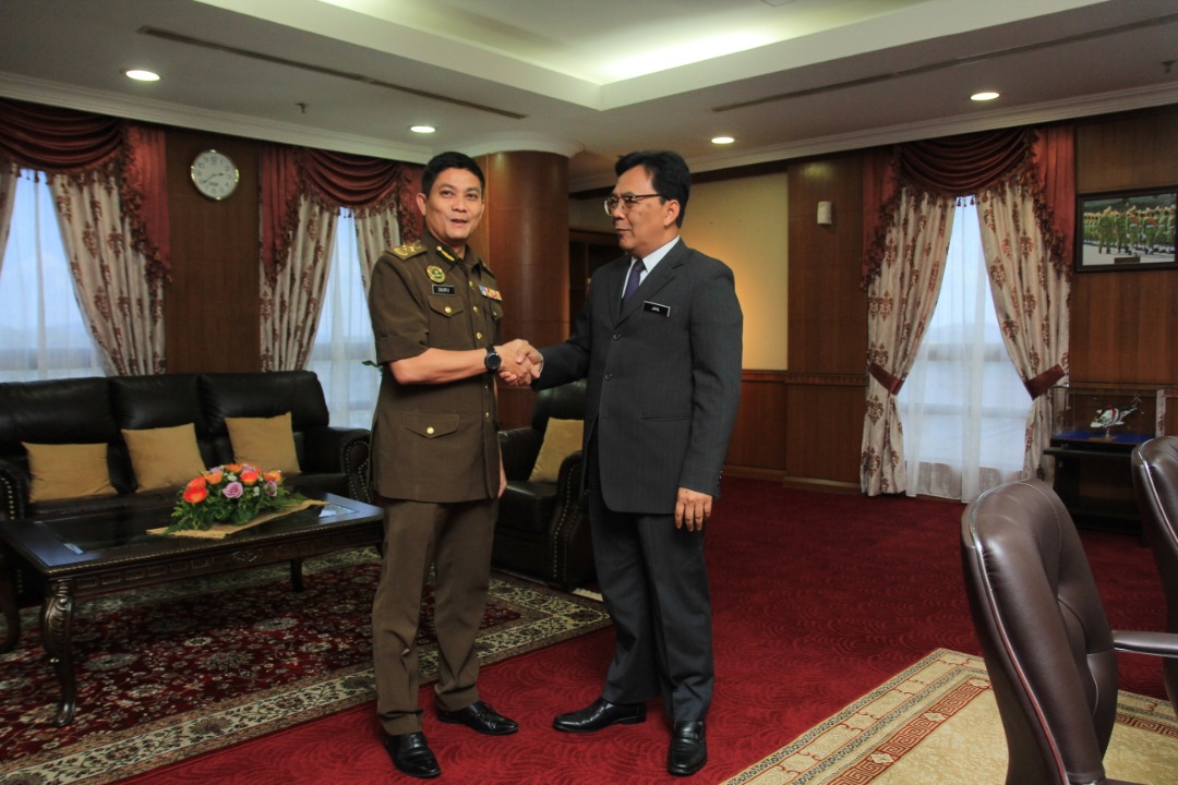 relamalaysia's tweet photo. 30 Dec 2019 (Isnin), Putrajaya:
KPjR Zulkifli bin Abidin, KP RELA Malaysia telah mengadakan Kunjungan Hormat kpd YBhg. Dato' Jamil bin Rakon, KSU Kem. Dalam Negeri (KDN) di Pejabat Ketua Setiausaha KDN. 
@KDNPUTRAJAYA
@JamilRakon
@zulkifliabidin
@kamarudin_rapig
@Roslannong https://t.co/0WCEN7uOeF