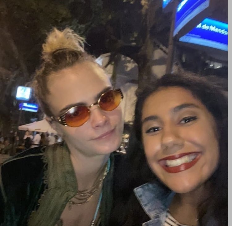 cashleysac's tweet photo. Cara e Ashley com uma fã no Rio de Janeiro Brasil https://t.co/CjaJKFGawF