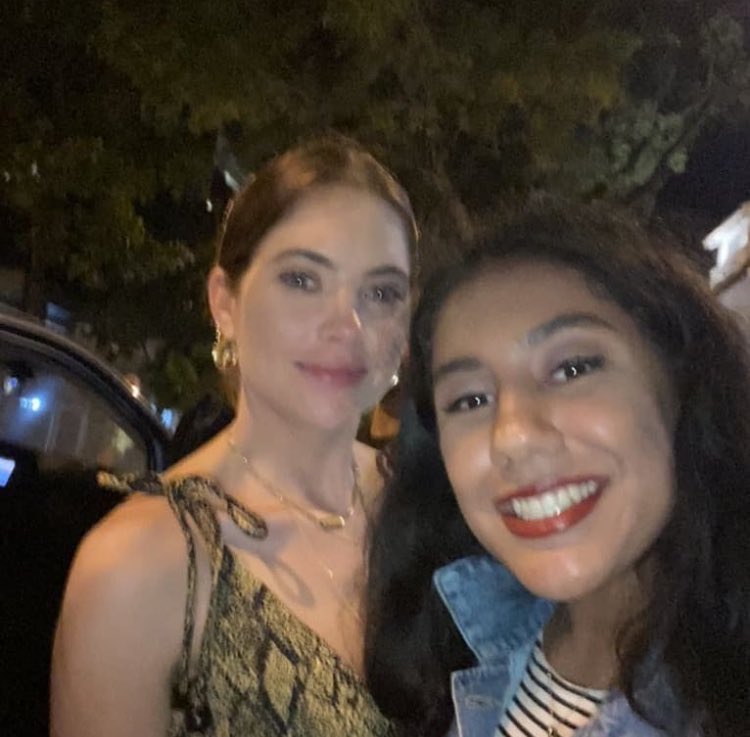 cashleysac's tweet photo. Cara e Ashley com uma fã no Rio de Janeiro Brasil https://t.co/CjaJKFGawF
