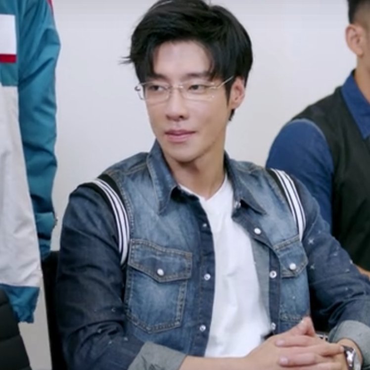  #TheKingsAvatar episode 34: can we talk about yu wenzhou's amazing jacket with the shoulder embellishments. he really went full on supermodel to talk to the glory president and I appreciate his effort