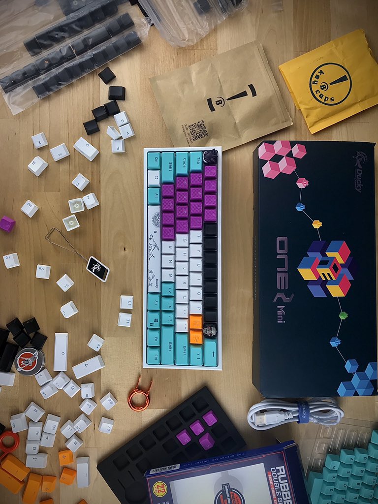 s741k3r_'s tweet photo. Finished this today 🤘🏽 now to score myself a @summitcables #keycaps #ducky #one2mini #duckyone2mini #mechanicalkeyboards #keyboards #artisnkeycaps #gamer @DuckyChannel https://t.co/gjIGcWm6Qs