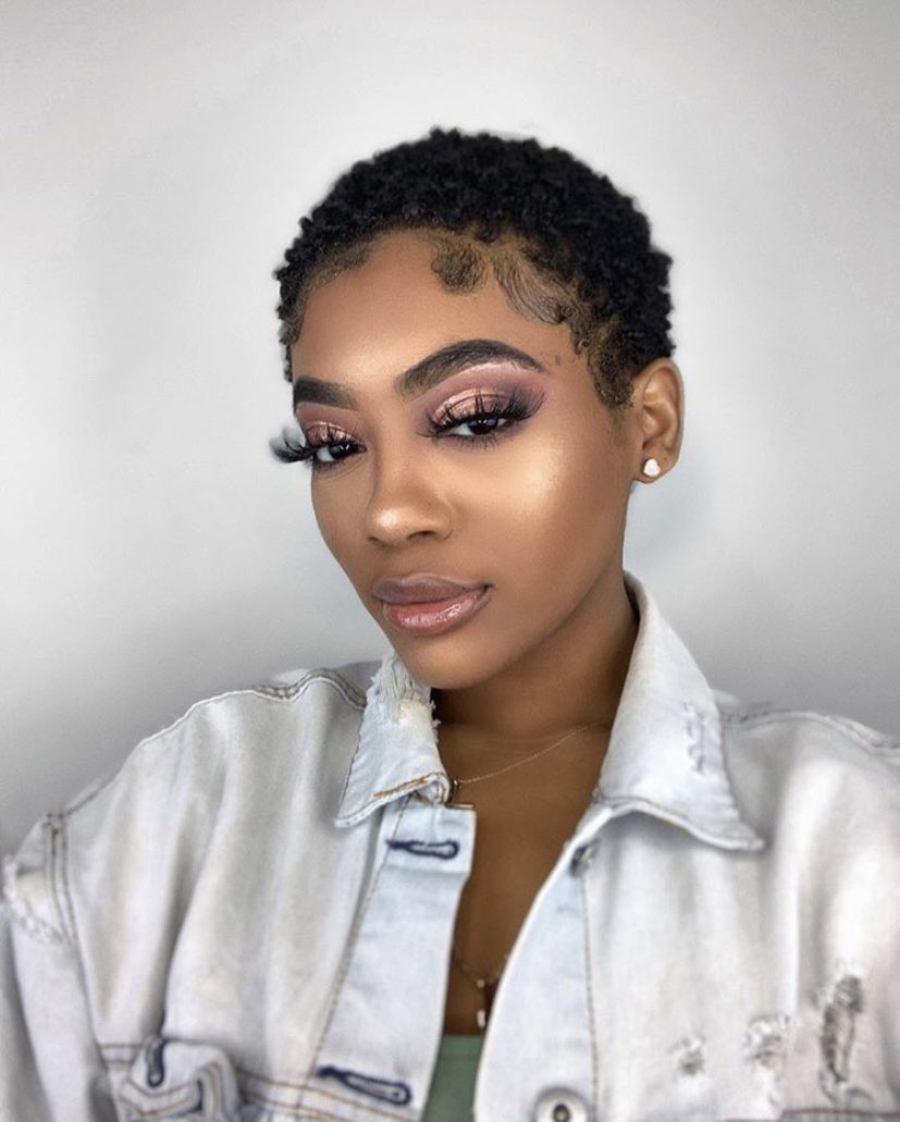 dajjrambo's tweet photo. Um wow It’s my Natural Hair-iversary! Can’t believe it’s been 1 Year already. I never used to be able to commit to my natural hair and let go of relaxer. But I promised myself I would set the example for my Daughter and I’m so happy I did 🦋 ! #GrowthCheck https://t.co/OcJ3GdYUkE