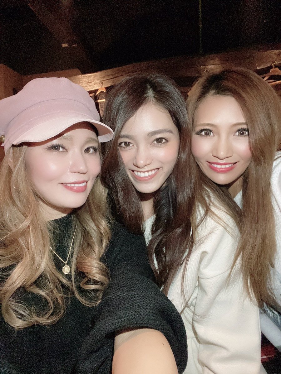 REIKA_JAPAN_'s tweet photo. ふふ❤
@futurebodygym 忘年会にて🍺
まゆたん❤りえちゃん❤
いつもありがと❤
新年会は3人でお肉行っちゃうよ❤
来年も沢山遊んでね❤
いっぱいトレーニングしようね❤
#futurebodygym #futuregirls #girlfriends #love #筋トレ女子 #忘年会 #肉食女子 #お肉love https://t.co/cd0Jnbykw8