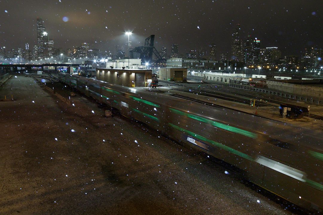 MikeBenonis's tweet photo. A snowy Chicago evening.
.
.
.
#train #masstransit #publictransport #publictransit #chicago #chitown #chicagogrammers #mychicagopix #chicagoskyline #insta_chicago #chicity #chicagoland #theloop #chicagoloop #nightphotoshoot #nightphotos #cityview #citylights #uniqueperspective https://t.co/mWrs9I7ABD