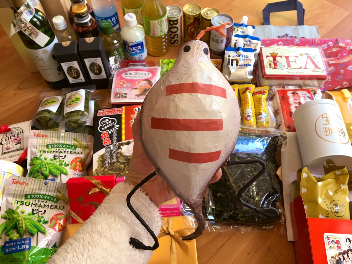 ビーノ 今回も沢山の差し入れありがとうございましたー ここにないものはイベント中にいただいてます 普通にありがたいもの テンションがあがるもの ネタ系などなど なかでも二足歩行するツチノコは意表をつかれました お手紙なども全部