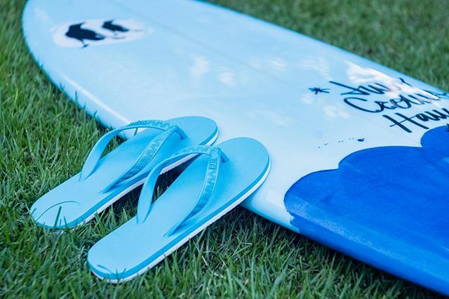 livehayn's tweet photo. Surf into the new year with our classic Makai Hayns 🤙🏻 🏄🏻‍♂️ 📸: @photokeoki 
#WalkLightly https://t.co/eCq5NxATL0 https://t.co/cwHjHQimnR