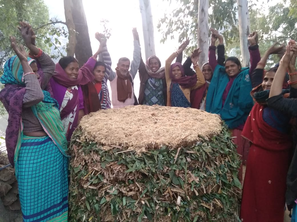 RGMVP's tweet photo. सी आर डी सी शाहजहांपुर ग्राम पंचायत  Basara सक्ति बी ओ में सी आर पी टीम द्वारा शिवांश कम्पोस्ट तैयार किया @RGMVP #SustainableAgriculture #WomenInAgriculture #CompostFertilizer https://t.co/wDZ1EMf24Q