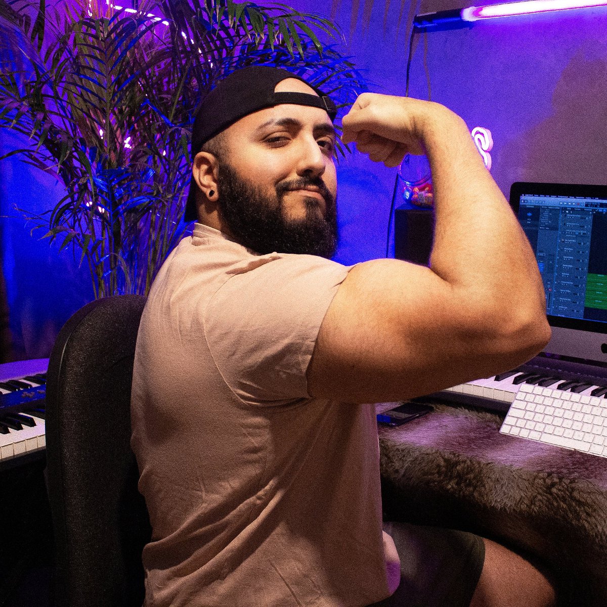 Jobsab1's tweet photo. Let's go 2020🔥💪🏼  #newyear #muscle #studio #beard #jobsab https://t.co/DYecPSj1iL
