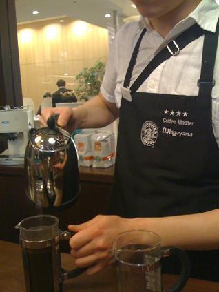 stbx_special's tweet photo. 知識が豊富なスタッフは黒いエプロンを着ていますよ☆

コーヒーに関する豊富な知識から豆の種類や飲み方を提案する立場にある人だけが着用★

☞友達にも教えてあげようRT★

#スタバ https://t.co/2HaaUpv1Oy