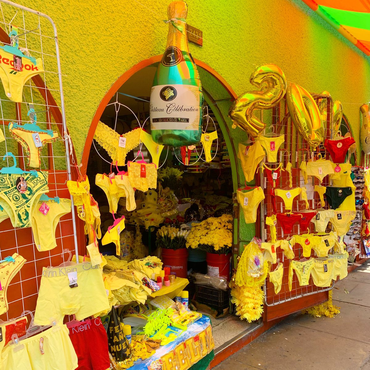 ハポティーナ ペルー いよいよ大晦日 ペルーでは 幸運を呼ぶと言われる黄色い下着を大量販売中 ちなみに赤い下着は恋愛運アップ 毎年のことながら 街中パンツでいまだにウケるww みんな黄色いパンツで新年迎えてね 良いお年を