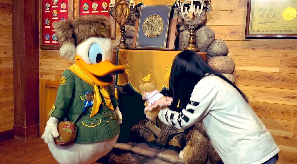 reidobusu's tweet photo. 年末挨拶グリ😸🤝😸ver

Next❣️ドナ先輩😻

ワイ『本日は年末のご挨拶に上がりました』

先輩『ほえ〜？？』

ワイ『今年も一年間ありがとう御座いました😸』

先輩『グワッ❣️こちらこそあざまーっす❣️(グワグワ)』

😻✨💕

#TDL_now #ドナルド

https://t.co/pYPP3QbMUR https://t.co/CwjVwbJBRa