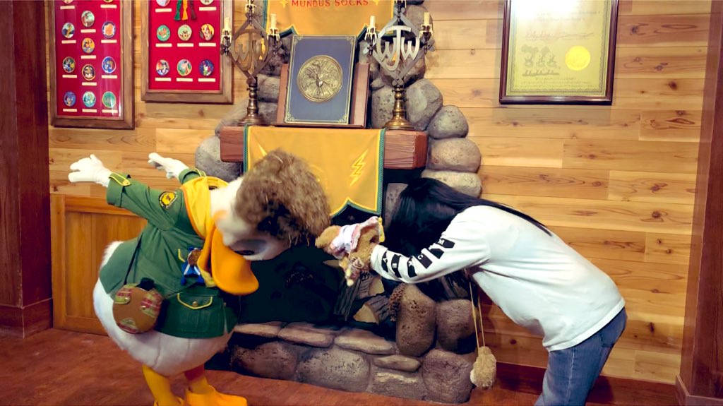reidobusu's tweet photo. 年末挨拶グリ😸🤝😸ver

Next❣️ドナ先輩😻

ワイ『本日は年末のご挨拶に上がりました』

先輩『ほえ〜？？』

ワイ『今年も一年間ありがとう御座いました😸』

先輩『グワッ❣️こちらこそあざまーっす❣️(グワグワ)』

😻✨💕

#TDL_now #ドナルド

https://t.co/pYPP3QbMUR https://t.co/CwjVwbJBRa
